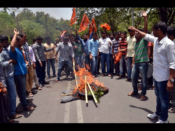 రోడ్లపై కేసీఆర్: ఆర్ఎఫ్‌సీ, ఎన్ కన్వెన్షన్‌పై ఓయు ప్రశ్న