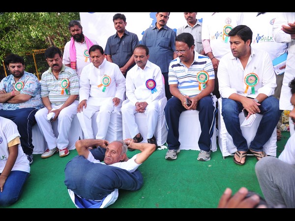 యోగా వాక్: ఒంటికి యోగా మంచిదేగా