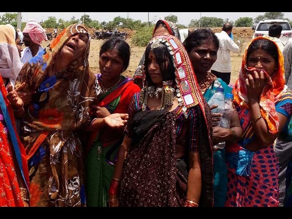 ఐదుగురు దుండగులు..