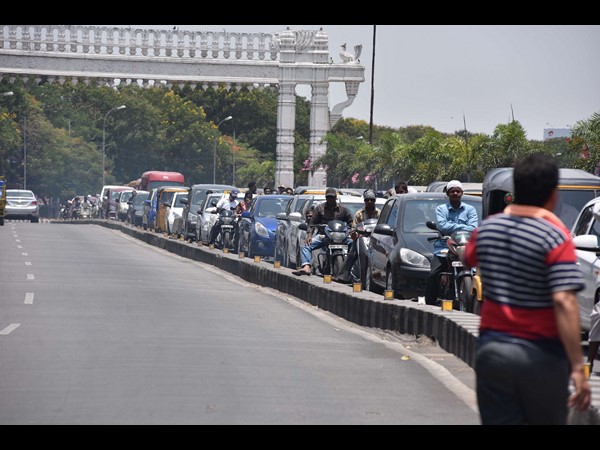 ట్రాఫిక్ మళ్లింపు.. ట్రాఫిక్ మళ్లింపు..