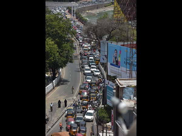 జిల్లాల నుంచి వచ్చే వాహనాలు.. జిల్లాల నుంచి వచ్చే వాహనాలు..