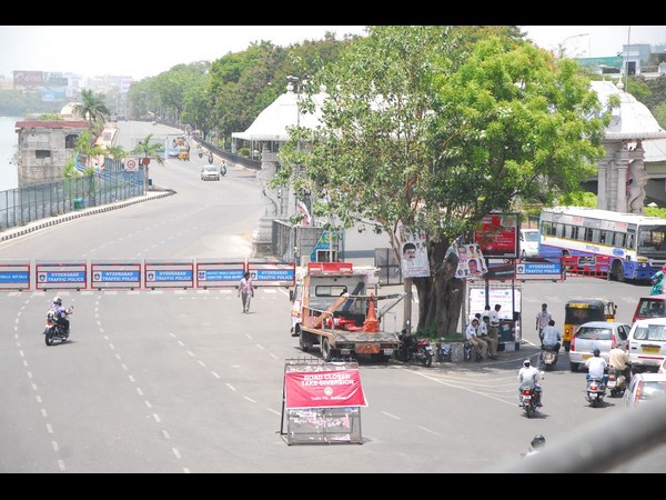 ఈ ట్రాఫిక్ ఇటు వైపు.. ఈ ట్రాఫిక్ ఇటు వైపు..