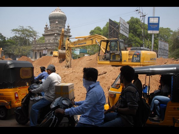 ఈ వాహనాలు అటు వైపుగా.. ఈ వాహనాలు అటు వైపుగా..