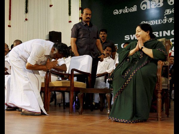 అమ్మ ఇచ్చిన ఉంగరం, వాచీతో జయలలిత