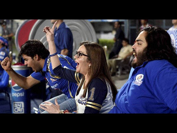 కుమారులతో నీతా అంబానీ