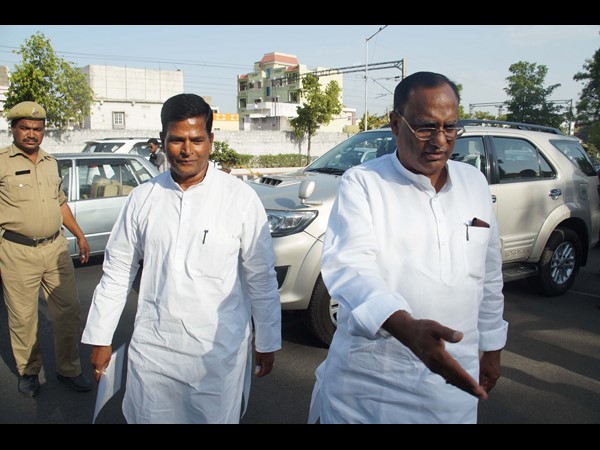 గవర్నర్‌కు నేతల ఫిర్యాదు