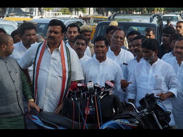 గవర్నర్‌కు నేతల ఫిర్యాదు