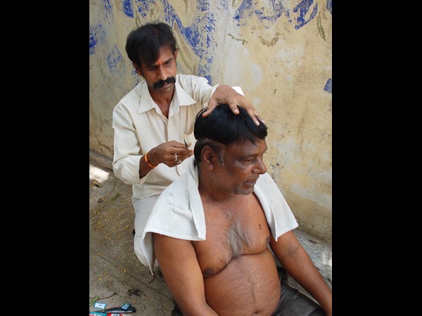 భార్య పింఛను కోసం భర్త అర్ధ నగ్న ప్రదర్శన