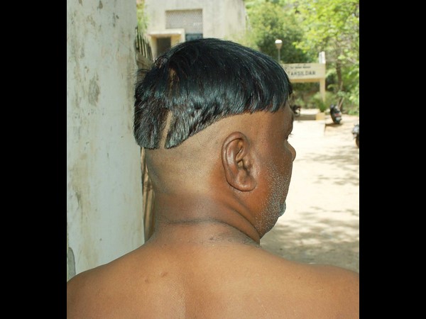 భార్య పింఛను కోసం భర్త అర్ధ నగ్న ప్రదర్శన