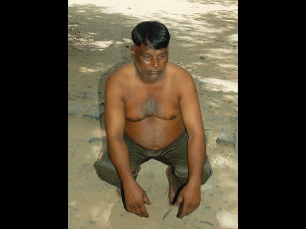  భార్య పింఛను కోసం భర్త అర్ధ నగ్న ప్రదర్శన