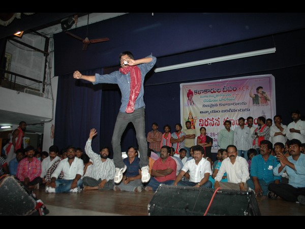 కళాకారుల నిరసన