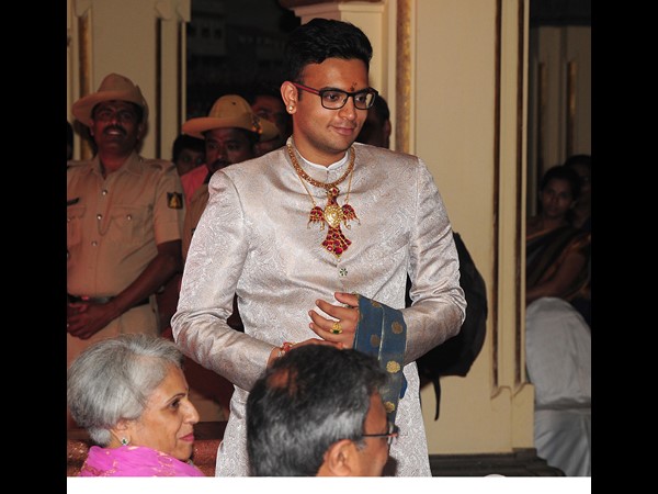 ప్రముఖులు హాజరు