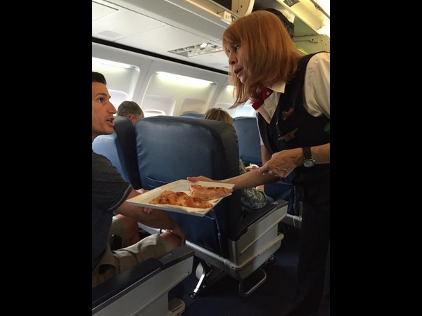 Delta wins over delayed, diverted fliers with pizza Delta wins over delayed, diverted fliers with pizza