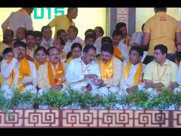 వేదికపై నేతలు వేదికపై నేతలు