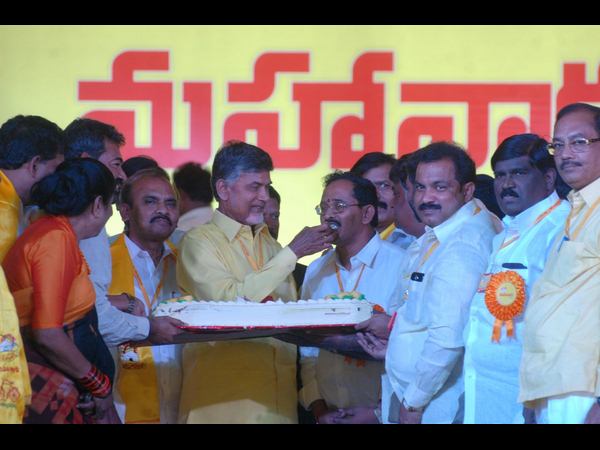 కేక్ తినిపిస్తూ.. కేక్ తినిపిస్తూ..