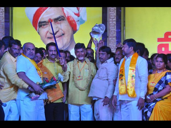 కత్తి చూపుతూ. కత్తి చూపుతూ.