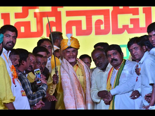 కత్తి చూపుతూ.. కత్తి చూపుతూ..