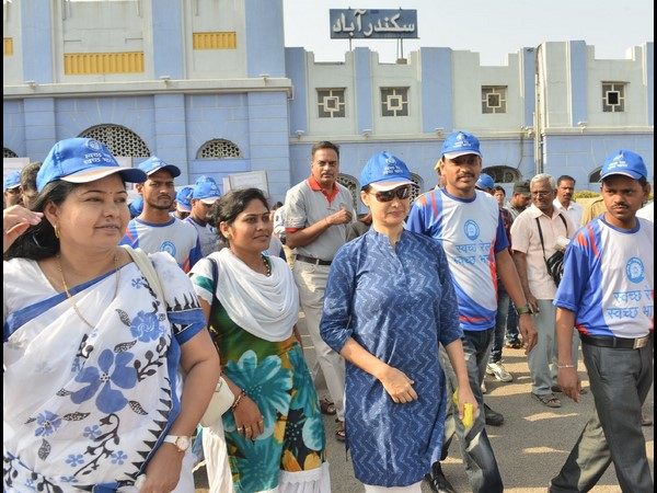 రైల్వేస్టేషన్‌లో అక్కినేని అమల, చెత్త ఊడ్చారు