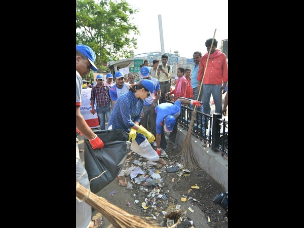 రైల్వేస్టేషన్‌లో అక్కినేని అమల, చెత్త ఊడ్చారు