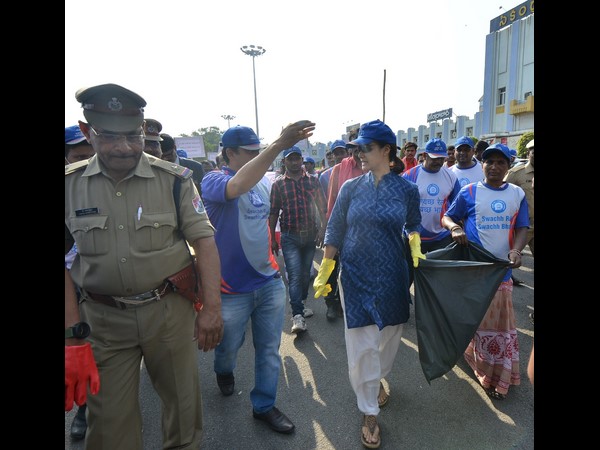రైల్వేస్టేషన్‌లో అక్కినేని అమల, చెత్త ఊడ్చారు