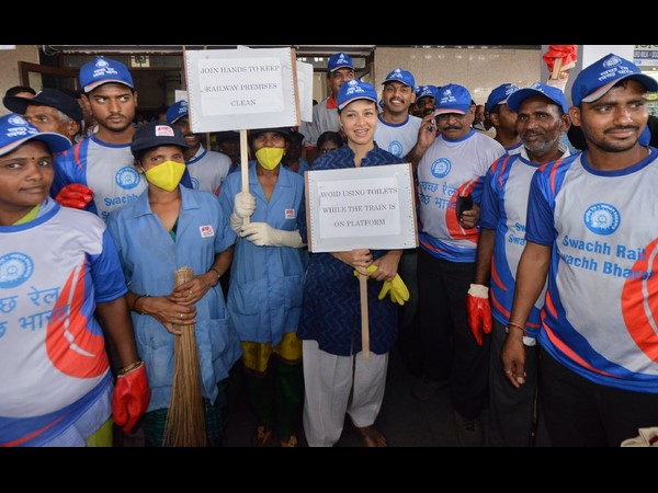  రైల్వేస్టేషన్‌లో అక్కినేని అమల, చెత్త ఊడ్చారు