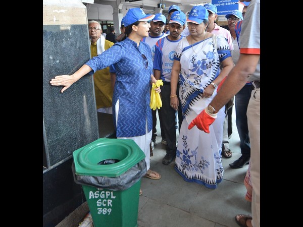 రైల్వేస్టేషన్‌లో అక్కినేని అమల, చెత్త ఊడ్చారు