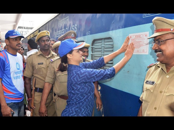 రైల్వేస్టేషన్‌లో అక్కినేని అమల, చెత్త ఊడ్చారు