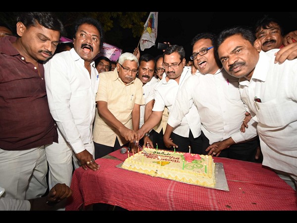 కేక్ కట్ చేస్తున్న కోదండరాం