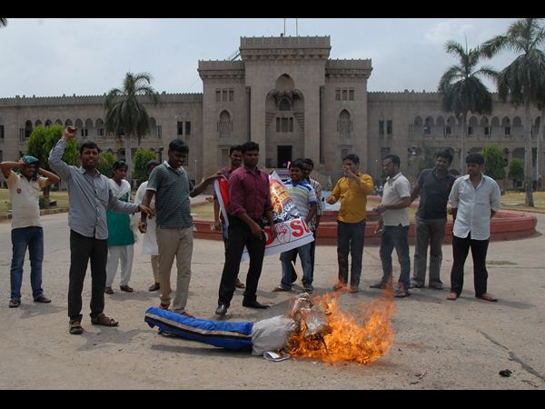 కేసీఆర్ దిష్టిబొమ్మ దగ్ధం