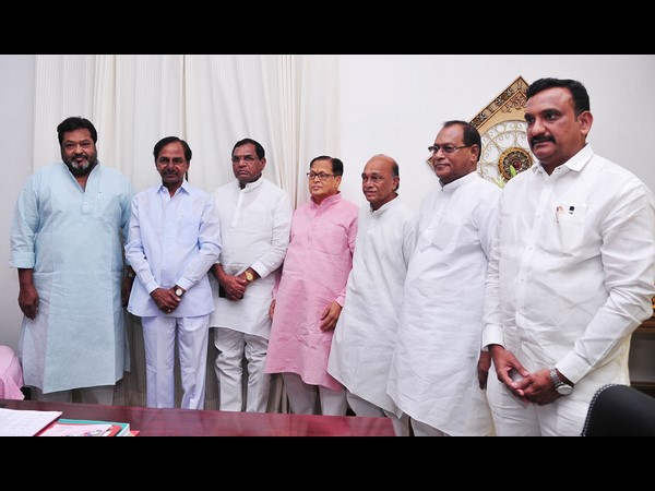  భుజంపై చేయి వేసి ఆప్యాయంగా సీఎం కేసీఆర్ 
