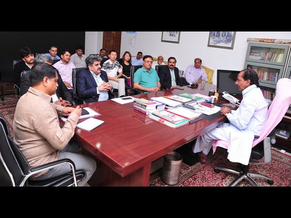 భుజంపై చేయి వేసి ఆప్యాయంగా సీఎం కేసీఆర్ Cm Camp Office (2).jpg 