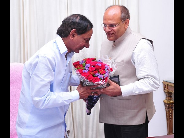 భుజంపై చేయి వేసి ఆప్యాయంగా సీఎం కేసీఆర్ 