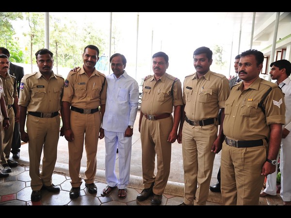 భుజంపై చేయి వేసి ఆప్యాయంగా సీఎం కేసీఆర్ 