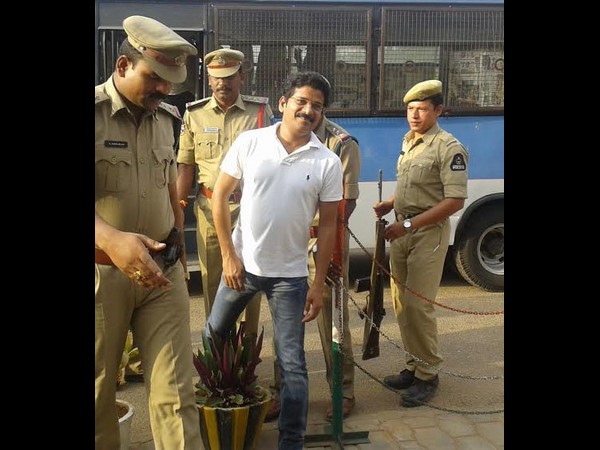  రేవంత్ రెడ్డి నవ్వుతూ, బాబును చేర్చాలి (పిక్చర్స్)