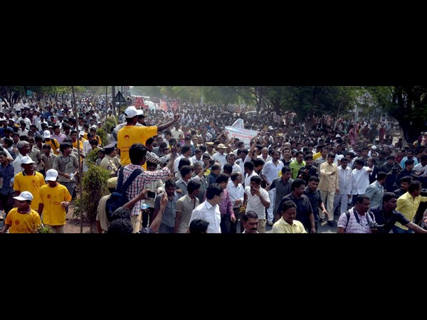  టీడీపీపై టీఆర్ఎస్ పగ: దీక్షలో బాబు