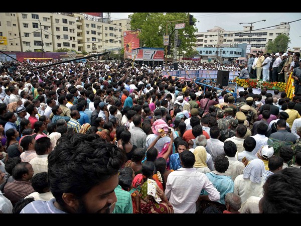 టీడీపీపై టీఆర్ఎస్ పగ: దీక్షలో బాబు