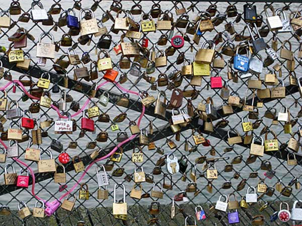 Love locks are the shallowest, stupidest, phoniest expression of love ever – time to put a stop to it Love locks are the shallowest, stupidest, phoniest expression of love ever – time to put a stop to it