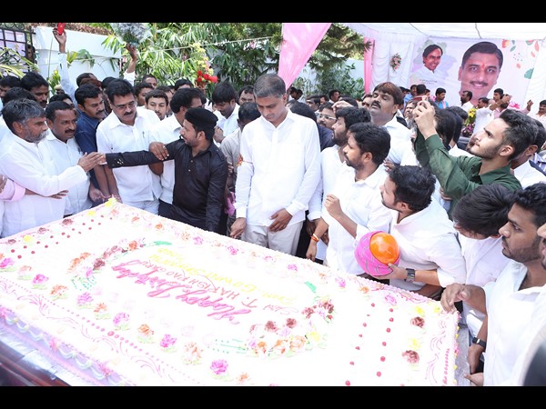 ఘనంగా హరీశ్‌ బర్త్ డే