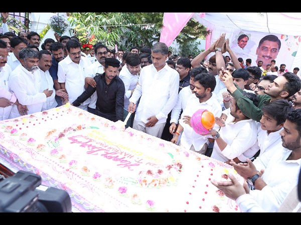 ఘనంగా హరీశ్‌ బర్త్ డే