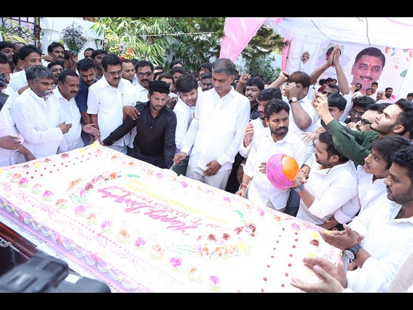 ఘనంగా హరీశ్‌ బర్త్ డే