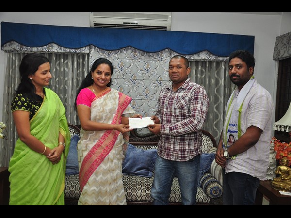 పేద క్రీడాకారుడికి కల్వకుంట్ల కవిత ఆర్ధిక సాయం