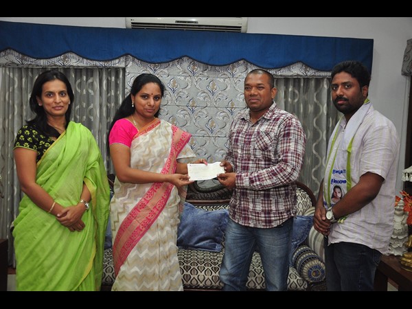  పేద క్రీడాకారుడికి కల్వకుంట్ల కవిత ఆర్ధిక సాయం