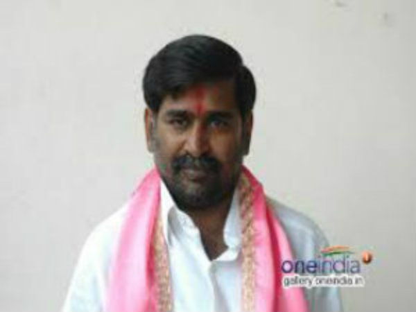 Minister Jagadeeshwar Reddy angry at employee Minister Jagadeeshwar Reddy angry at employee