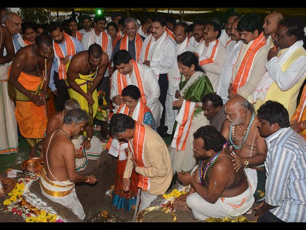 రాజధానికి భూమిపూజ రాజధానికి భూమిపూజ