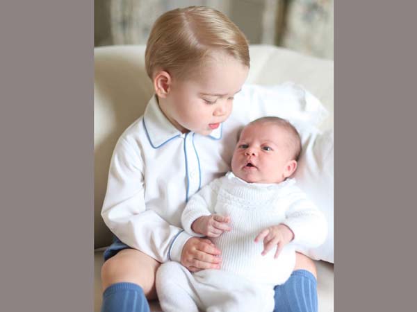 ఫస్ట్ లుక్: చిట్టి చెల్లెల్ని ముద్దాడుతున్న ప్రిన్స్ జార్జి ఫస్ట్ లుక్: చిట్టి చెల్లెల్ని ముద్దాడుతున్న ప్రిన్స్ జార్జి