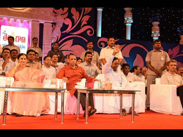 కెసిఆర్ అభివాదం