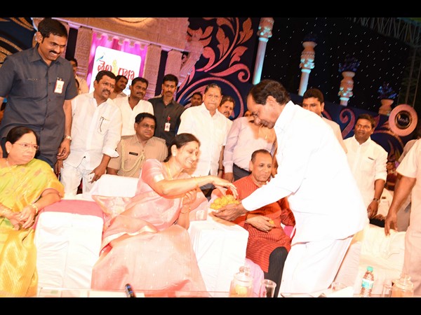 లడ్డూలు పంచుతున్న కెసిఆర్