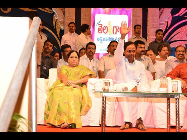 కెసిఆర్ దంపతులు