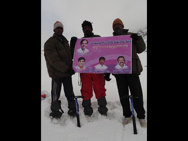 ఎవరెస్టుపై టి జెండా