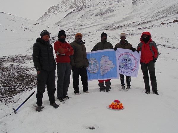 ఎవరెస్టుపై టి జెండా